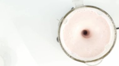 badem sütü bir blender içinde malzemeyi karıştırma kokteyl hazırlanması. sağlıklı yaşam konsepti. 4k