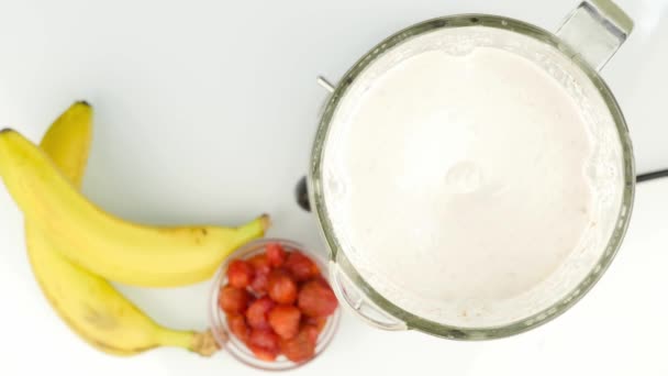 Badem sütü bir blender içinde malzemeyi karıştırma kokteyl hazırlanması. sağlıklı yaşam konsepti. 4k — Stok video