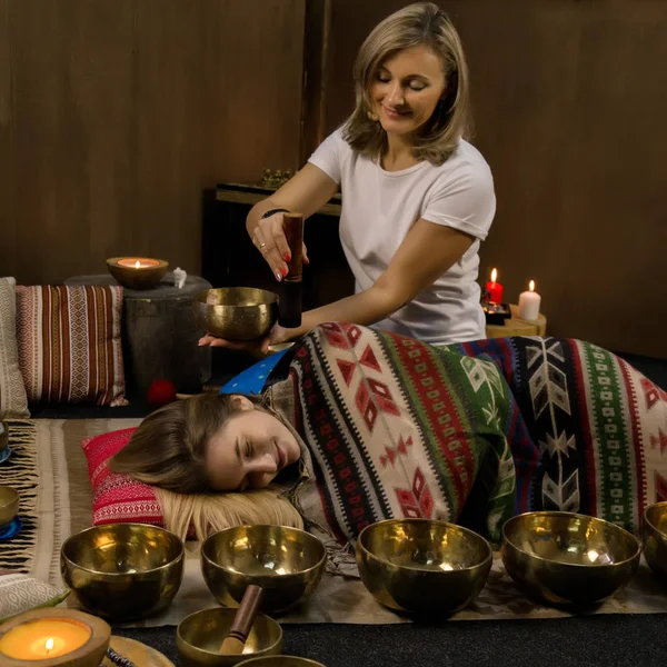 Meditación con cuencos tibetanos. Concepto de calma y relax — Foto de Stock