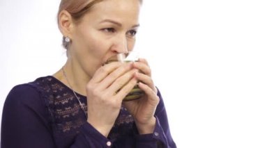 güzel bir kadınla soğuk algınlığı ve içecekler sıcak limonlu çay