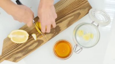 Birisi bir limon Doğrama tahtası üzerinde kesme. üstten görünüm
