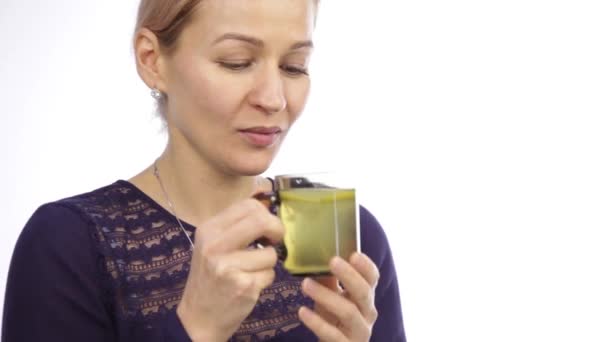 Красива жінка з простудою і п'є гарячий чай з лимоном — стокове відео