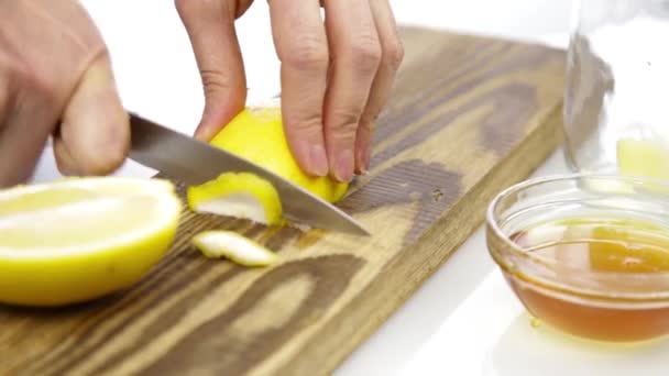 Alguien cortando un limón en la tabla de cortar — Vídeo de stock