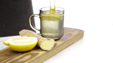 Çay limon ve zencefil ile cam şeffaf çay fincan içine dökülür varlık. İçecek soğuk havalarda ısınma