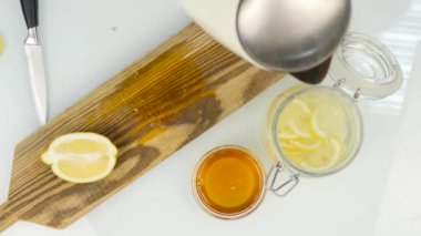 Çay limon ve zencefil ile cam şeffaf çay fincan içine dökülür varlık. İçecek soğuk havalarda ısınma.