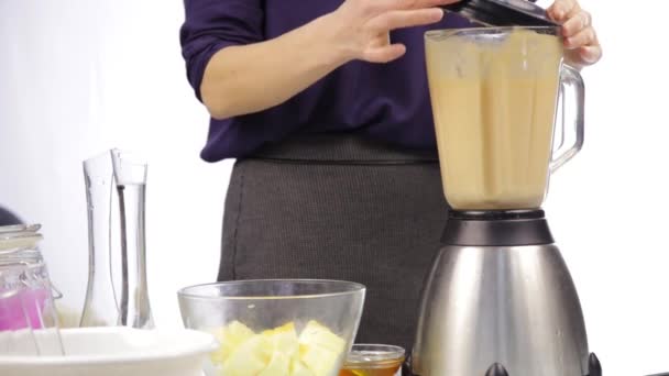 Mulher fazendo um coquetel de frutas em um liquidificador, smoothies preparação . — Vídeo de Stock