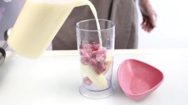 smoothies bir karıştırıcıda meyve kokteyli hazırlanması. Fitness ve sağlıklı yaşam konsepti. 4k