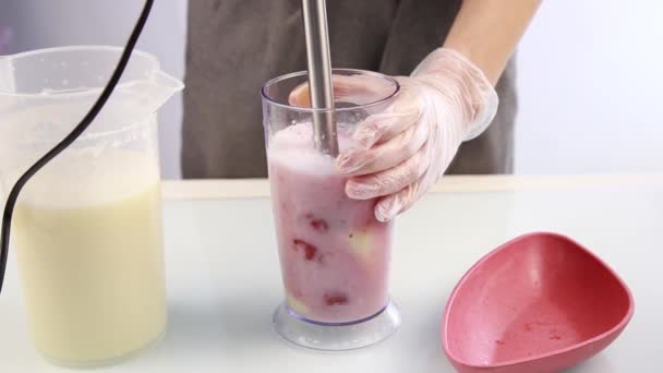 Voorbereiding van een cocktail van fruit in een blender, smoothies. Fitness en gezonde levensstijl concept. 4k — Stockvideo