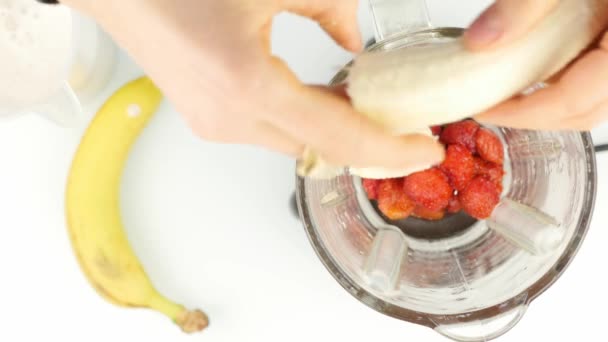 Coctel de preparación con fresa y plátano, mezclando los ingredientes en una licuadora. concepto de estilo de vida saludable. 4K — Vídeo de stock
