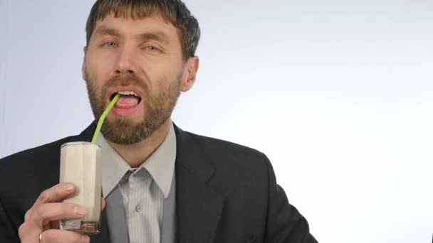 Homem de negócios barbudo bebe coquetel de leite saudável. coquetel de verdura e fruto. câmara lenta — Vídeo de Stock