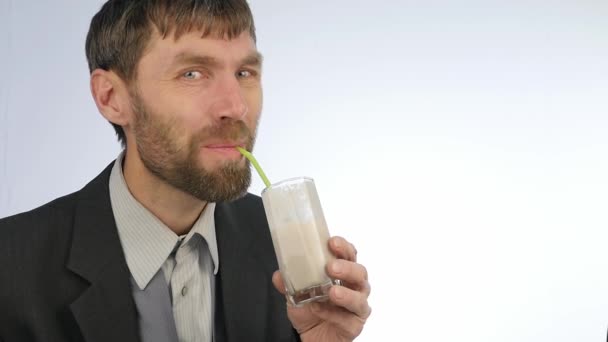 Homem de negócios barbudo bebe coquetel de leite saudável. coquetel de verdura e fruto. câmara lenta — Vídeo de Stock