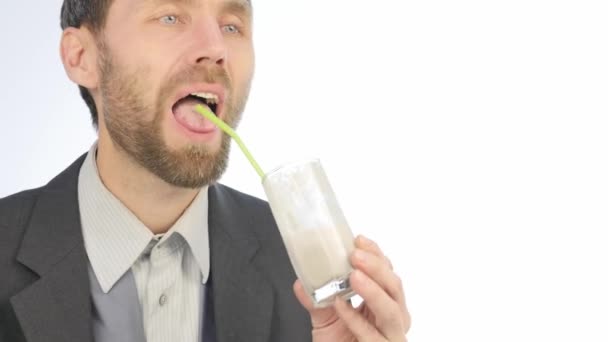 Homme d'affaires barbu boit cocktail au lait sain. cocktail de légumes et fruits. 4K — Video