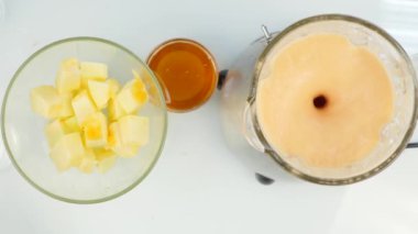 bir karıştırıcıda meyve kokteyli smoothies kabak, greyfurt ve bal karıştırma. Fitness ve sağlıklı yaşam konsepti. 4k