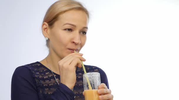 Женщина пьет коктейль из здорового молока. коктейль из овощей и фруктов. замедленное движение — стоковое видео