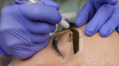 profesyonel kaş kalıcı makyaj. yakın çekim kaşları dövme. ağır çekim