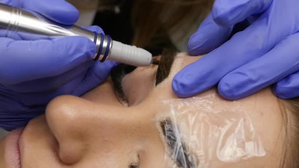 Close-up van de handen van de meester doet wenkbrauwen tatoeage. permanente wenkbrauw make-up — Stockvideo