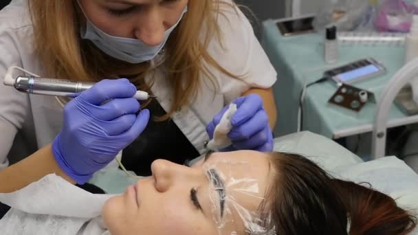 Professional eyebrow permanent makeup. close-up brows tattoo. slow motion — Stock Video