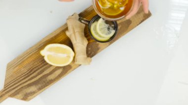 tatlım çay limon ve zencefil, üstten görünüm ile yaptım. İçecek soğuk havalarda ısınma