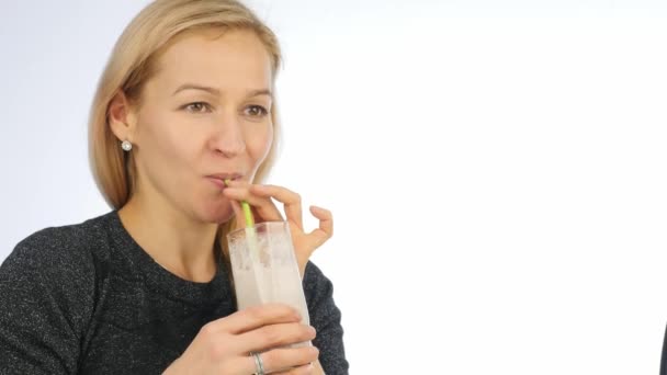 Blond kvinna drycker grönsak och frukt detox smoothie. Fitness och hälsosam livsstilskoncept. 4k — Stockvideo