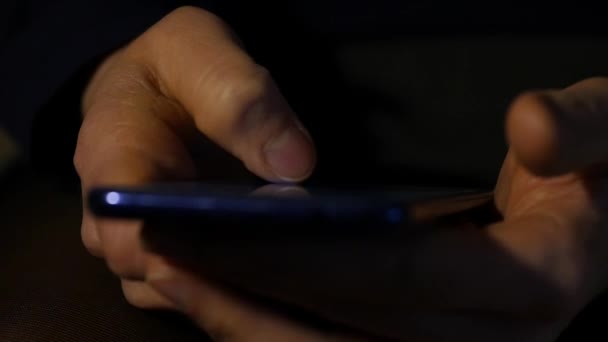 Fechar as mulheres dedos estão usando smartphone na noite. menina navegando na internet em um telefone celular. 4K — Vídeo de Stock