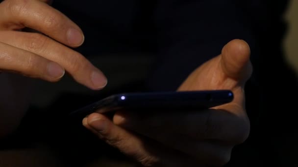 Zenske prsty na dotykovém displeji smartphonu. dívka, prohlížení internetu pro online nakupování. Zpomalený pohyb — Stock video