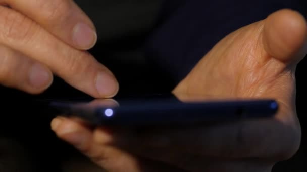 Womans palcami na ekranie dotykowym smartfona. Dziewczyna, podczas przeglądania Internetu na zakupy online. 4k — Wideo stockowe