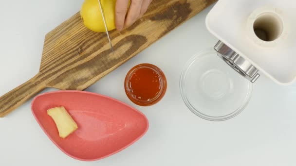 在切菜板上切柠檬的妇女 — 图库视频影像