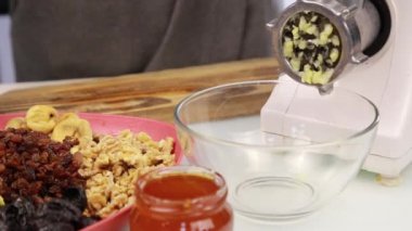 limon ile fındık bir elektrik değirmeni üzerinde kesme işlemi