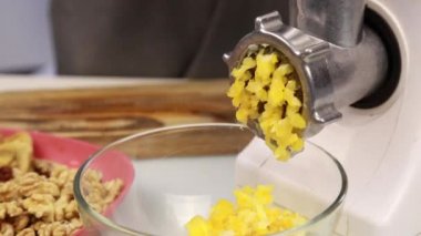 limon ile fındık bir elektrik değirmeni üzerinde kesme işlemi