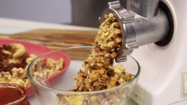 limon ile fındık bir elektrik değirmeni üzerinde kesme işlemi