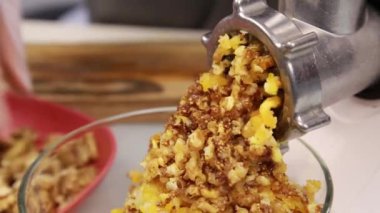 limon ile fındık bir elektrik değirmeni üzerinde kesme işlemi