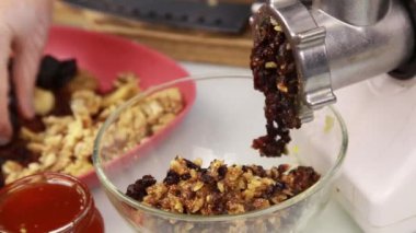 limon ile fındık bir elektrik değirmeni üzerinde kesme işlemi