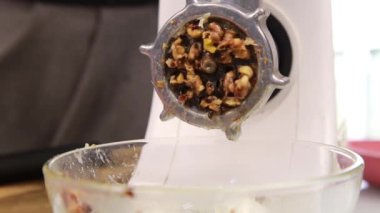 limon ile fındık bir elektrik değirmeni üzerinde kesme işlemi