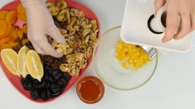 bir elektrik değirmeni üzerinde meyve karışımı limon ile fındık kesme işlemi