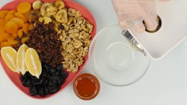 Proceso de cortar las nueces con limón en una amoladora eléctrica, mezcla de frutas. Vista superior. 4K — Vídeos de Stock