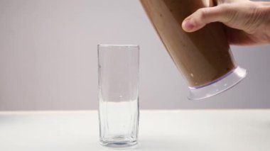 çikolata ve sağlıklı kavramı içme cam meyve smoothies.