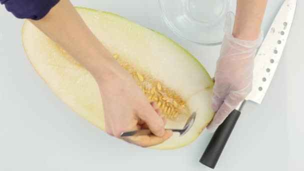 Řezací meloun a vyjměte jádro. 4k — Stock video