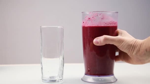 Verter cóctel de bayas en el vaso para beber concepto saludable — Vídeos de Stock