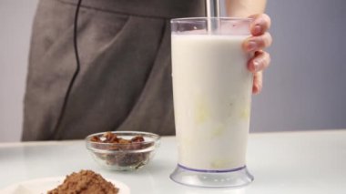 Sütlü meyveli kokteyl smoothies bir karıştırıcıda hazırlık yapma kadın