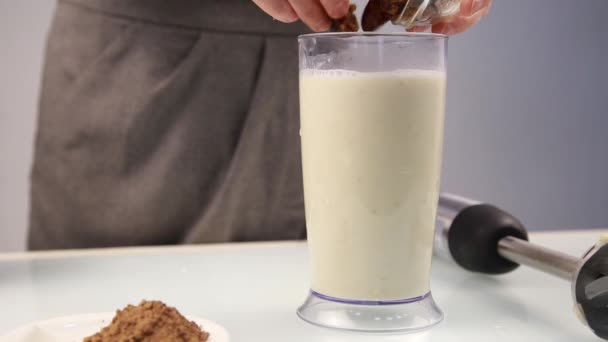 준비 스무디 믹서 기에 우유 과일 칵테일을 만드는 여자 — 비디오
