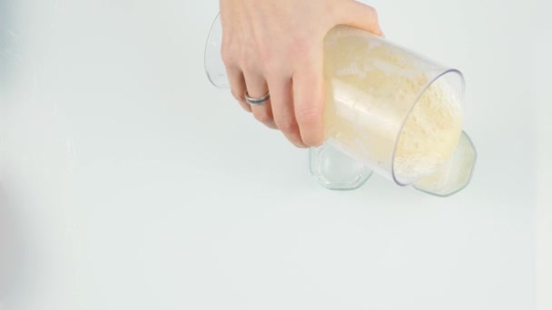 준비 스무디 믹서 기에 우유 과일 칵테일을 만드는 여자. 4 k — 비디오