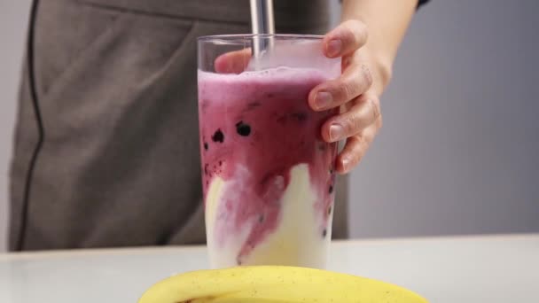 Kvinna Blandar Mjölkaktig Berry Cocktail Mixer Smoothies Förberedelse — Stockvideo