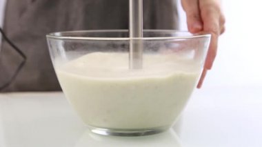 organik süt hazırlanıyor. Bir karıştırıcıda karıştırma. Sağlıklı concepte.