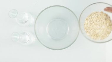 organik süt hazırlanıyor. Bir karıştırıcıda karıştırma. Sağlıklı concepte