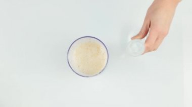 organik süt hazırlanıyor. Bir karıştırıcıda karıştırma. Sağlıklı concepte
