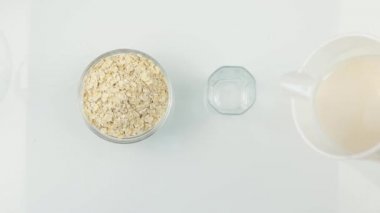 organik süt hazırlanıyor. Bir karıştırıcıda karıştırma. Sağlıklı concepte