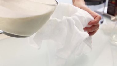 El çantası veya peynir kumaştan organik süt sıkma genç bir kadın. Sağlıklı gıda concepte