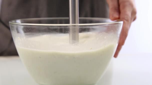 Приготовление органического молока. Перемешивание в блендере. Здоровый концепт — стоковое видео