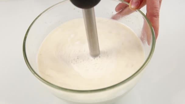 Menyiapkan susu organik. Mengaduk dalam blender. Konsep Sehat — Stok Video