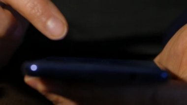 kadının parmak dokunmatik ekran smartphone üzerinde. online alışveriş için internet tarama kız. 4k